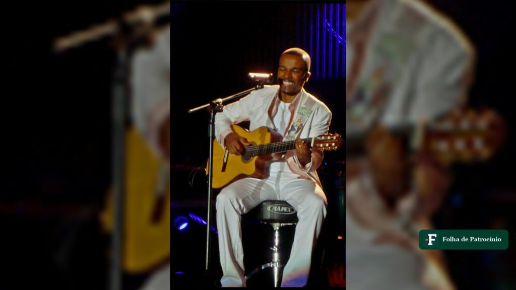 Cantor Alexandre Pires toca violão em show, alvo da Operação Disco de Ouro
