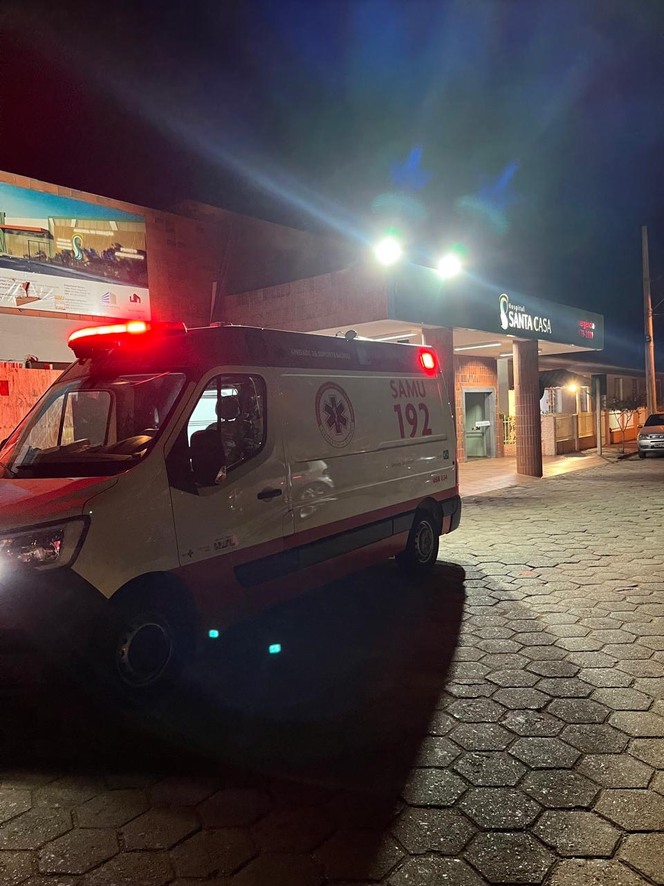 Ambulância do SAMU estacionada em frente à Santa Casa de Patrocínio durante atendimento do acidente no bairro Enéias