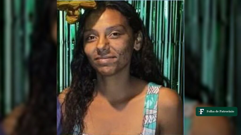 Andressa de Fátima Ramos Reis em foto de família, diante de uma cortina de franjas verdes
