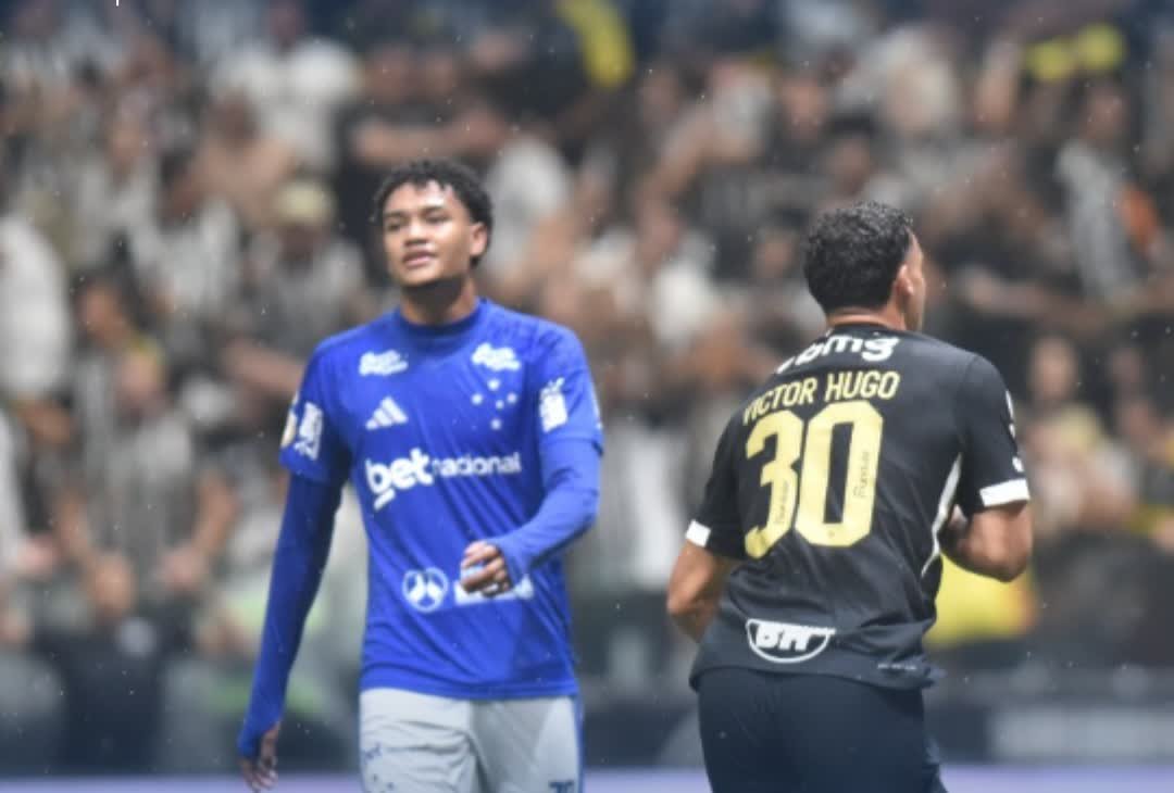 Lance do clássico entre Atlético e Cruzeiro na Arena MRV