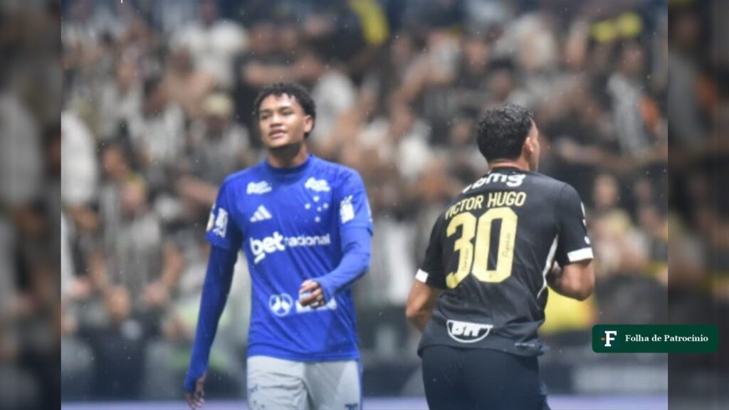 Atlético e Cruzeiro em disputa de bola durante clássico na Arena MRV
