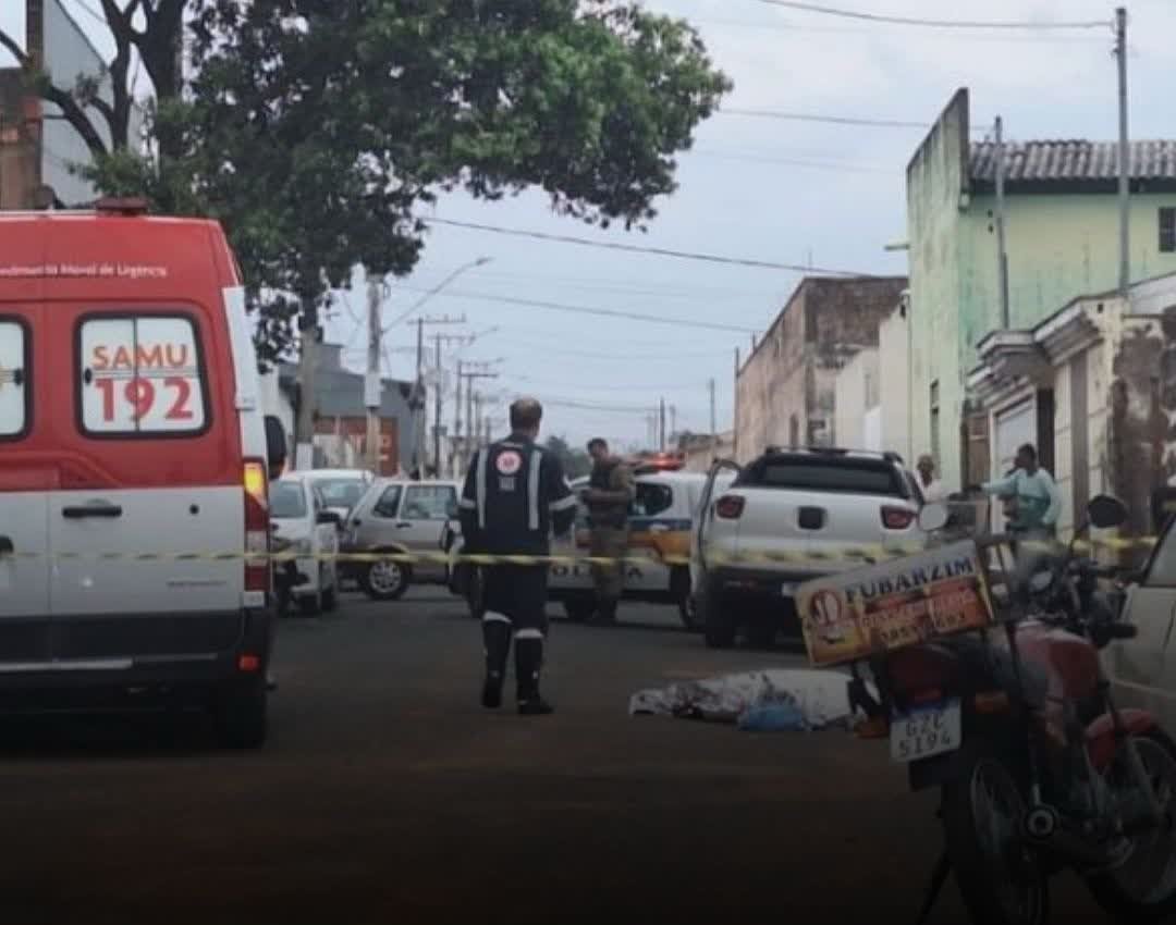 Viatura da Polícia Militar, ambulância do Samu e isolamento no local do atropelamento em Carmo do Paranaíba