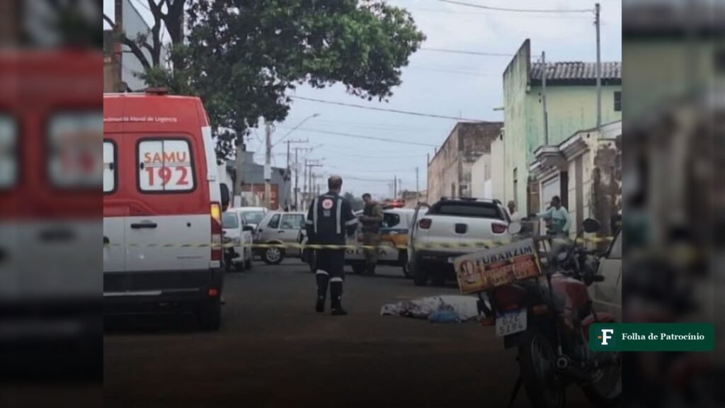 Viatura da Polícia Militar, ambulância do Samu e isolamento no local do atropelamento em Carmo do Paranaíba