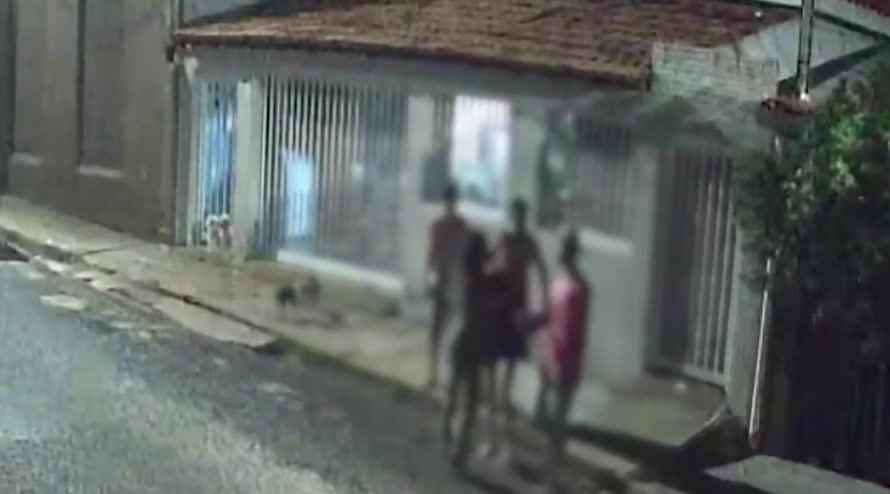 Câmera de segurança registra grupo na calçada antes da briga que terminou em homicídio em Uberlândia