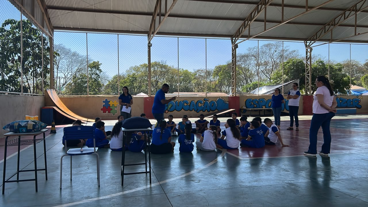 Quadra coberta do Projeto Guri em Patrocínio, espaço onde acontecem as aulas de BMX Flatland, com a rampa ao fundo