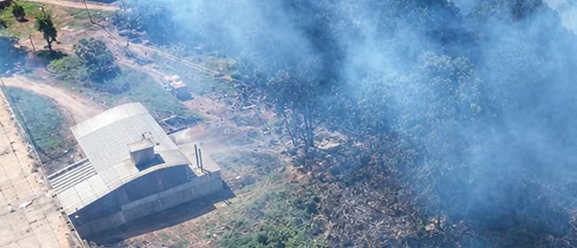 Fumaça do incêndio na EPAMIG sobe perto de galpão da fazenda experimental