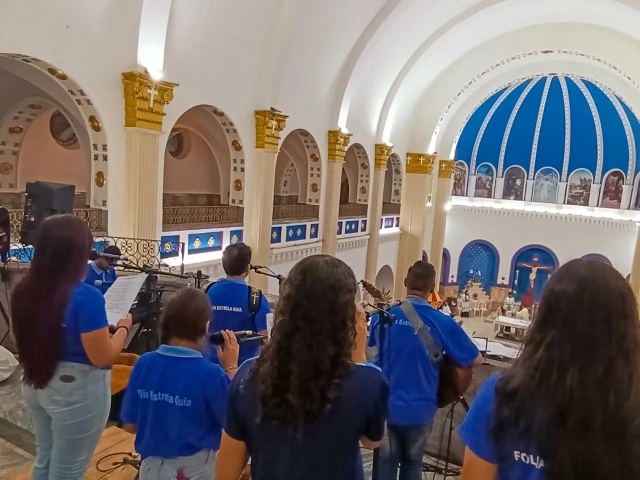Interior da Basílica do Santuário de Romaria, onde fiéis acompanham o boletim do padre Márcio