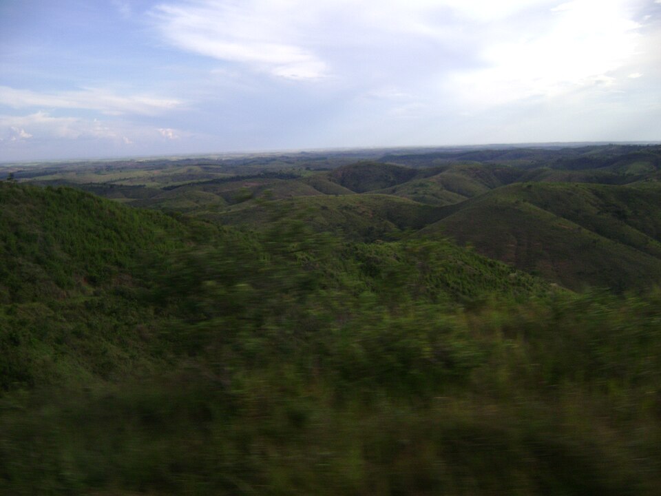 Trecho da BR-262 entre Luz e Araxá, rodovia do acidente em Córrego Danta, com morros cobertos de vegetação