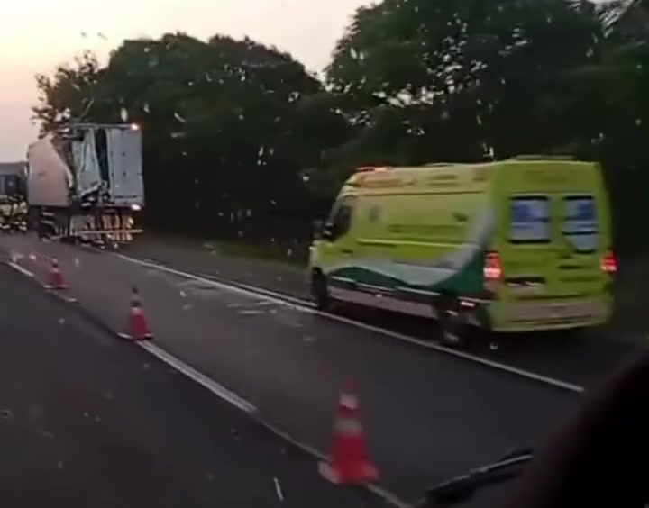 Ambulância e cones na pista da BR-365 após o acidente na BR-365, em Monte Alegre de Minas