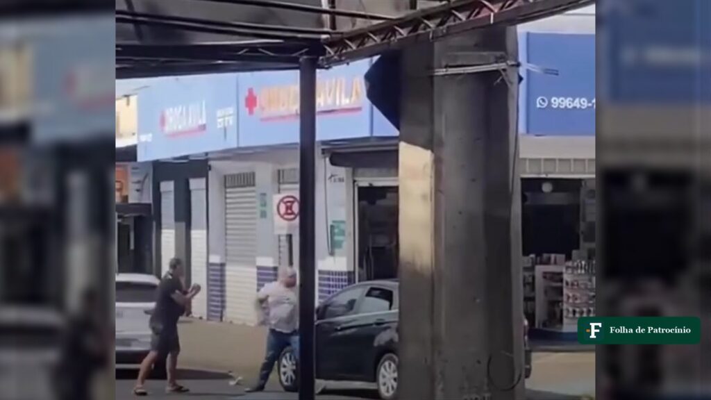 Dois homens trocam golpes ao lado de carros na briga de trânsito em Uberlândia, no bairro Shopping Park