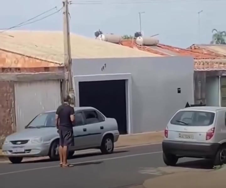 Homem parado na via momentos antes do atropelamento na briga de trânsito em Uberlândia, em quadro do vídeo