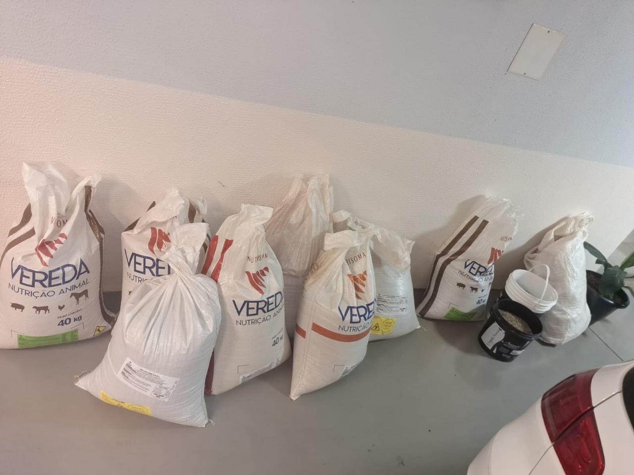 Sacas de café recuperadas pela PM após furto de café em Patrocínio