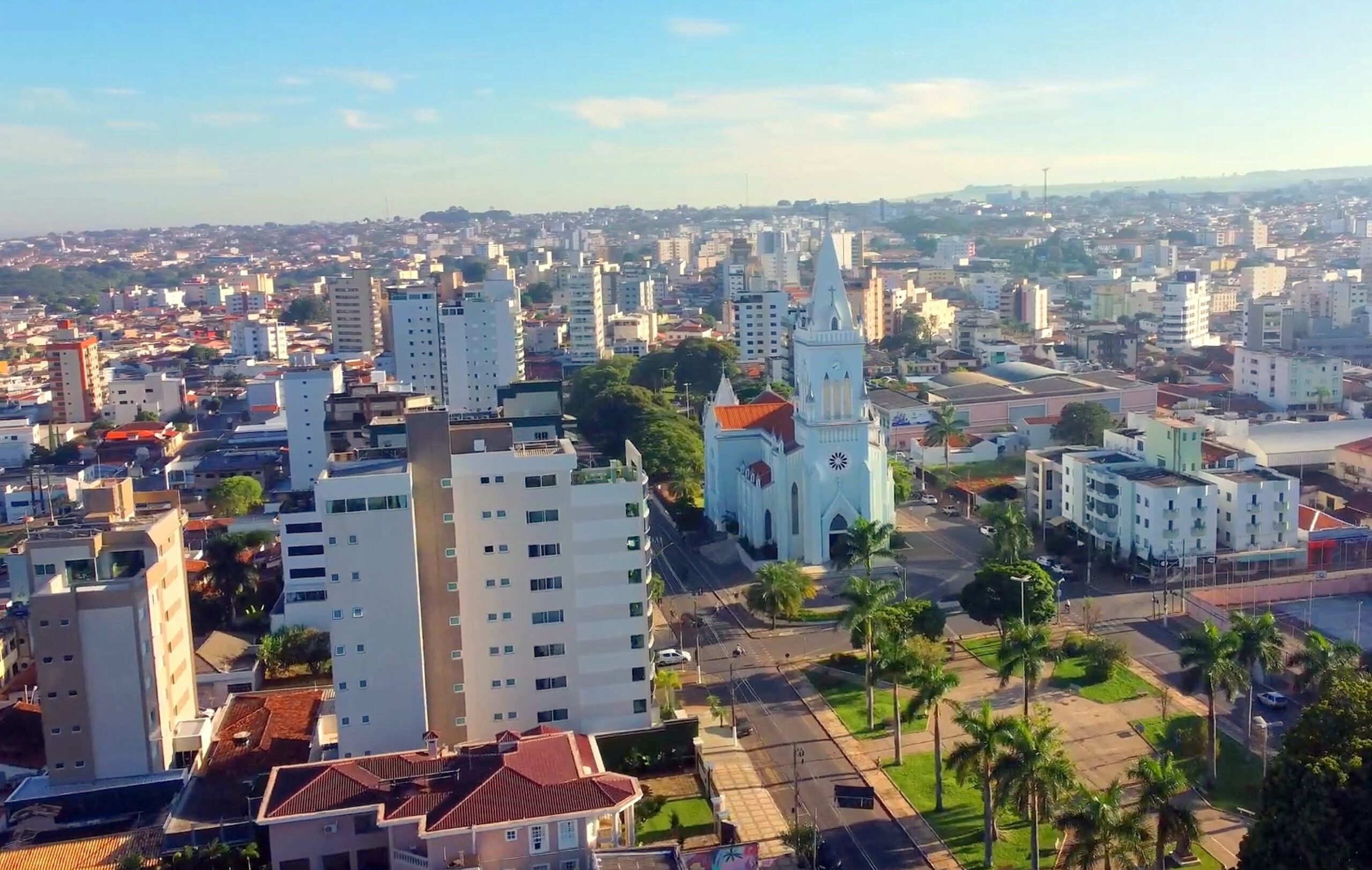Vista aerea de Patos de Minas, cidade onde tombou o caminhao de tomates
