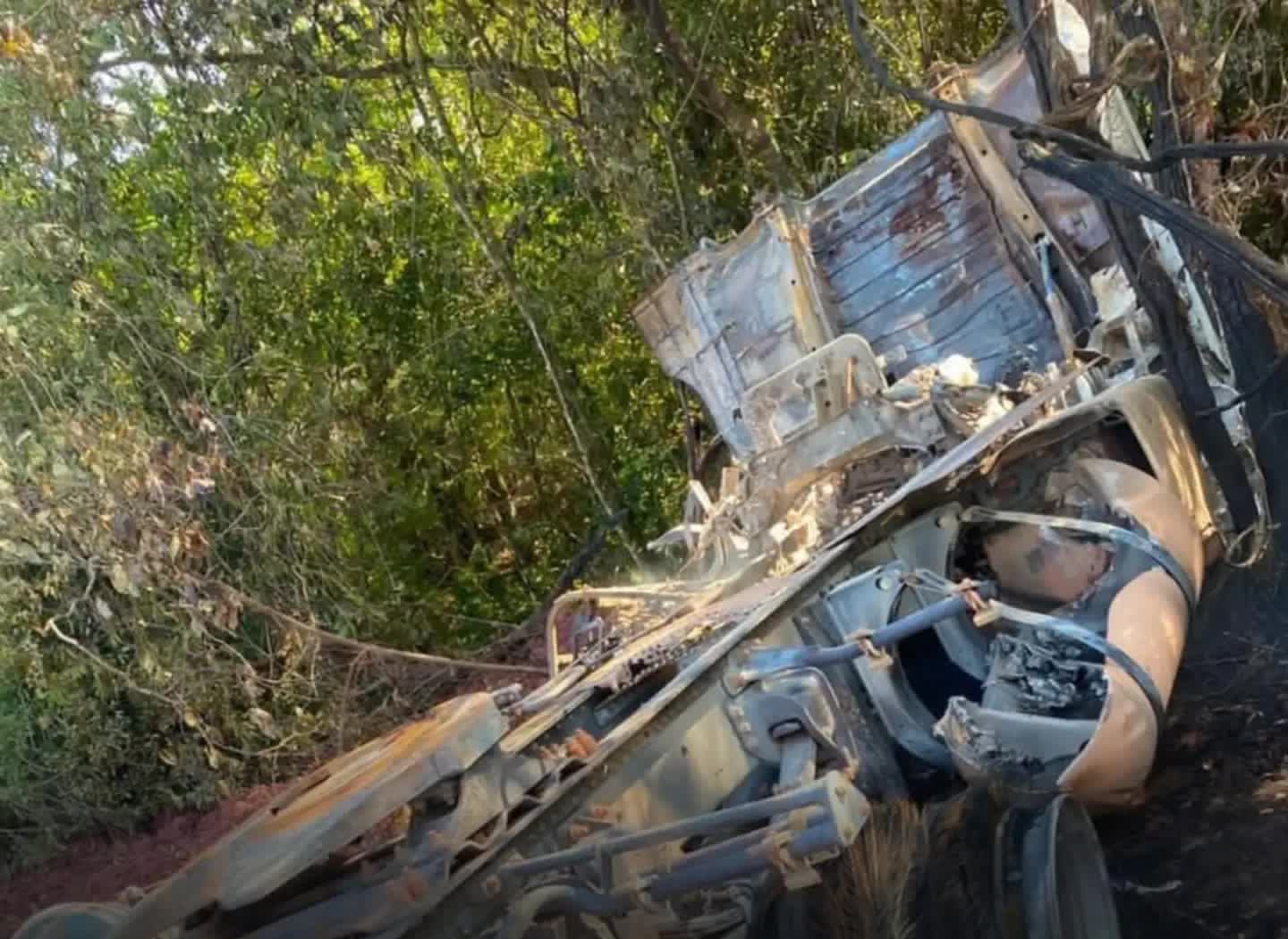acidente perto de Lagamar: caminhão destruído pelo fogo às margens da rodovia