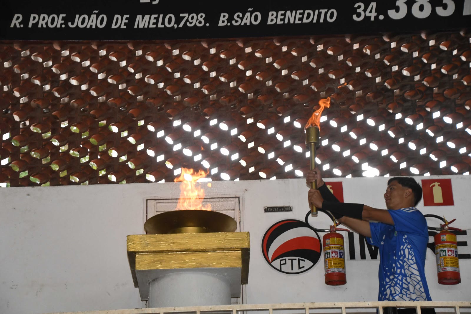 Pira acesa sob o brasão do PTC no ginásio que recebeu a semifinal do Campeonato Mineiro de Futsal