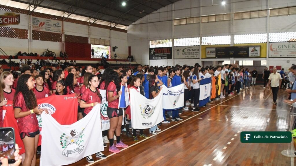 Atletas de escolas enfileirados na quadra do Ginásio do PTC, palco da semifinal do Campeonato Mineiro de Futsal em Patrocínio