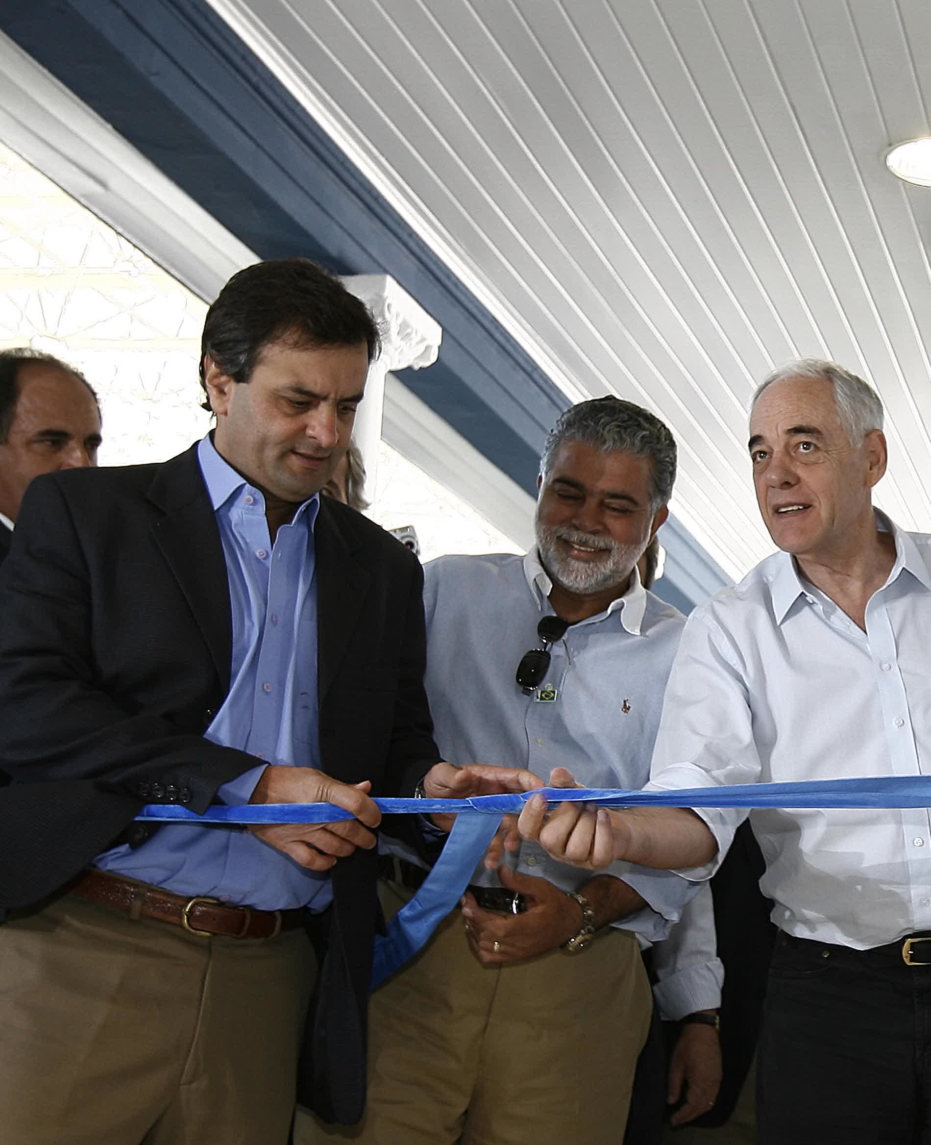 Anderson Adauto ao lado de Aécio Neves em evento público, cenário anterior à reversão na candidatura de Anderson Adauto