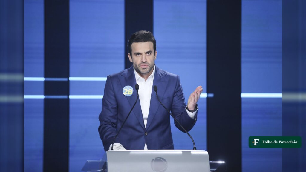 Pablo Marçal discursa em debate, com adesivo de candidatura número 28