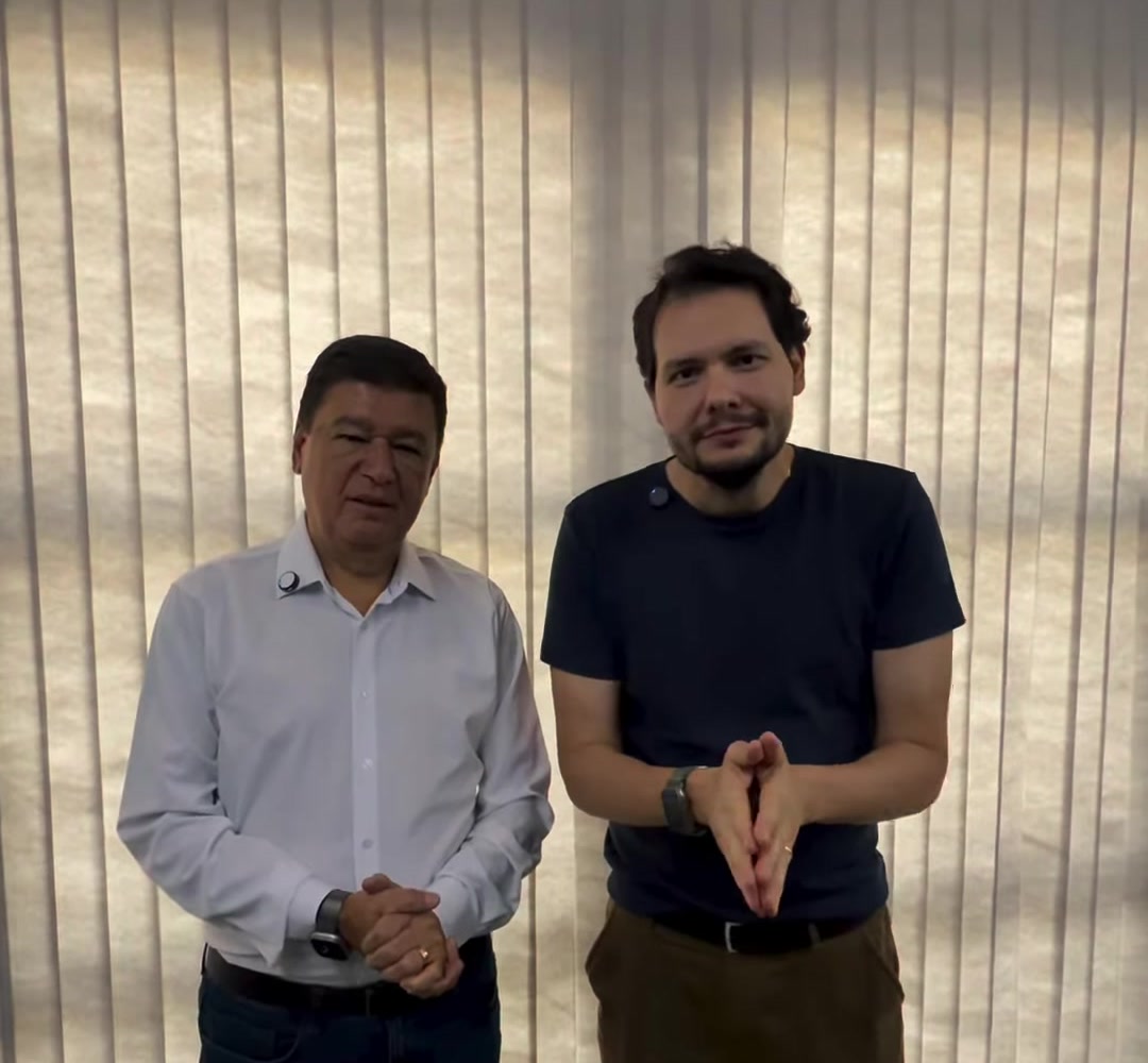 Carlos Viana em Patrocínio ao lado do prefeito Gustavo Brasileiro, em imagem tirada do vídeo gravado durante a visita