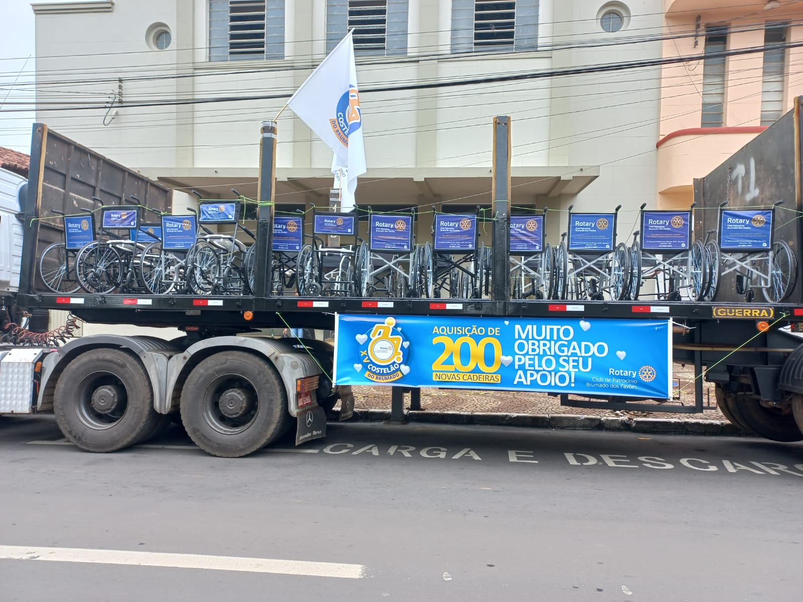 Carreta com cadeiras de rodas compradas com a renda do Costelão do Rotary de 2022, em Patrocínio