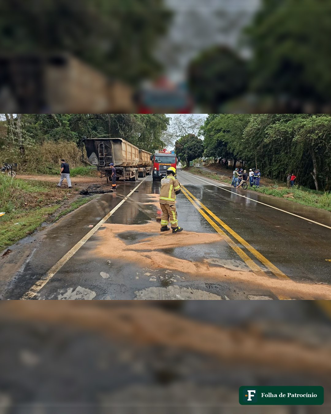Carreta bitrem carbonizada após incêndio na MG-230, em Salitre de Minas