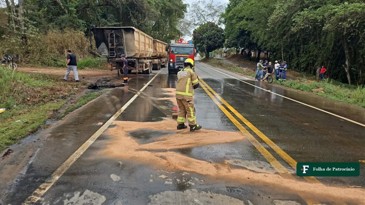 Carreta bitrem pega fogo na MG-230, em Salitre de Minas