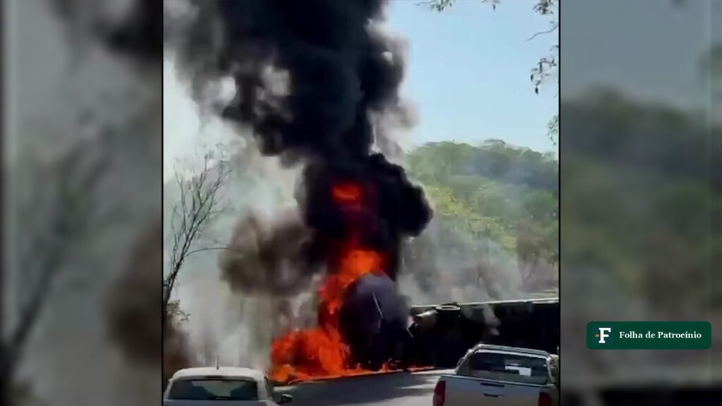 Carreta tombada em chamas na BR-040 em João Pinheiro, com carros parados na pista