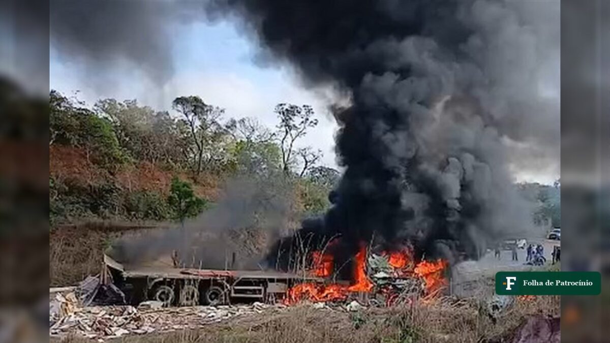 Populares tiram caminhoneiro de carreta em chamas na BR-365