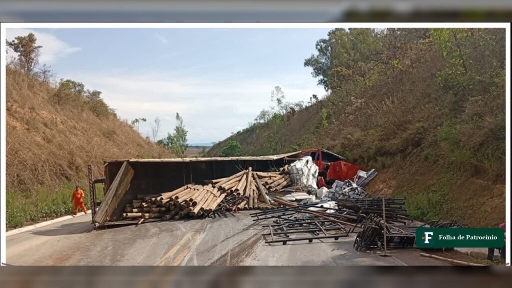 Carreta tomba na BR-365 e carga de eucalipto se espalha pela pista em Patrocínio