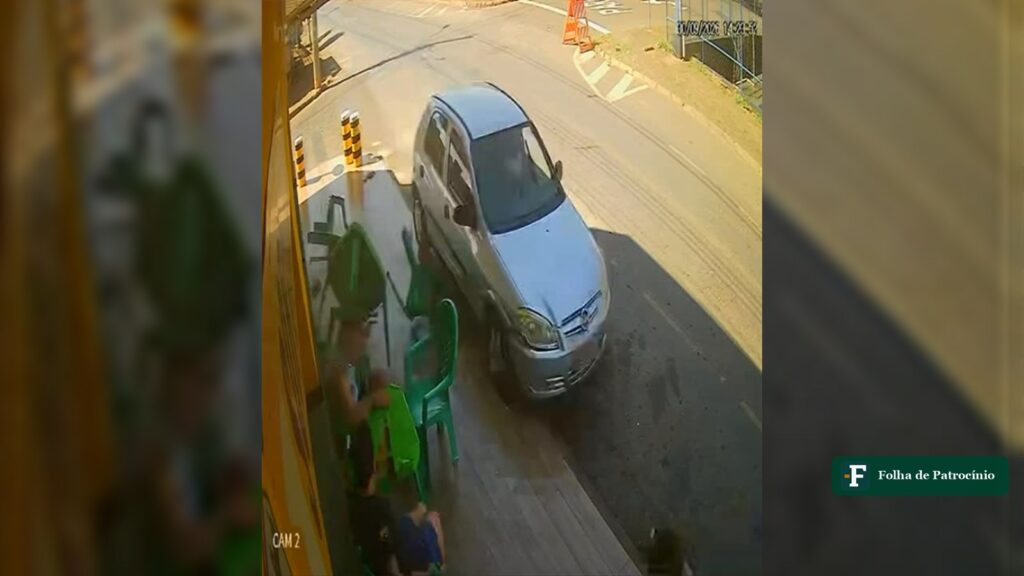 Carro prata invade a calçada de uma pamonharia em Patos de Minas, em imagem de câmera de segurança