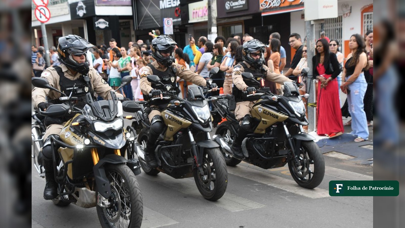 Motocicletas do GEPMOR abrem o desfile antes dos carros temáticos na Avenida Rui Barbosa