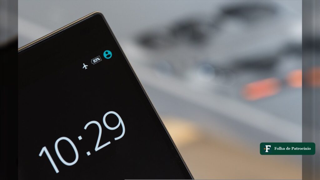 Tela de smartphone acesa sobre superfície clara, aparelho como o celular emprestado em bar de Patrocínio