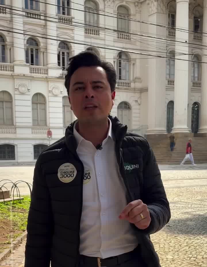 Jeffrey Chiquini grava vídeo sobre doutrinação de esquerda em frente ao prédio histórico da UFPR
