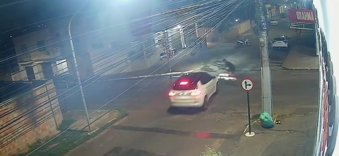 Cruzamento das ruas Barão do Rio Branco e José de Santana, onde o ciclista em Patos de Minas foi atingido, visto pela câmera de segurança