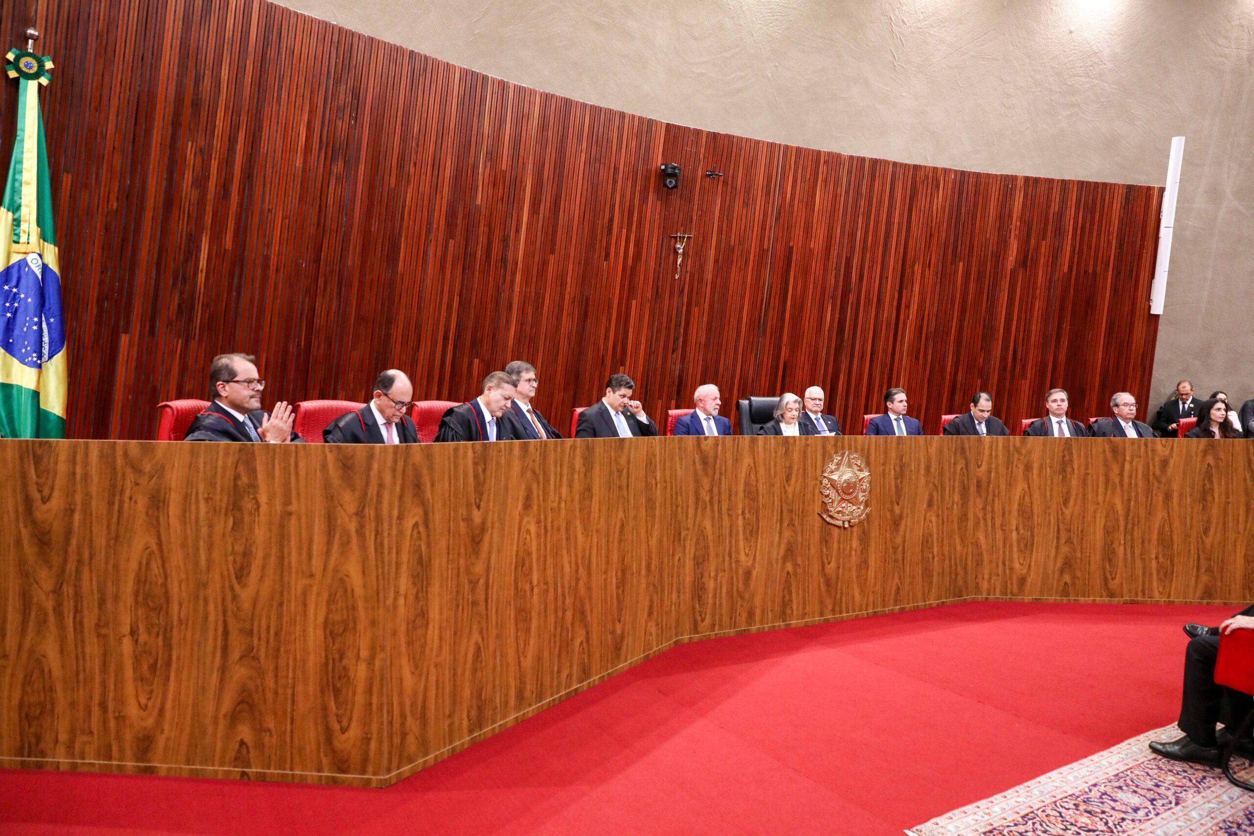 Bancada de ministros em sessão solene, referência ao julgamento sobre o comando da Polícia Federal marcado no STF