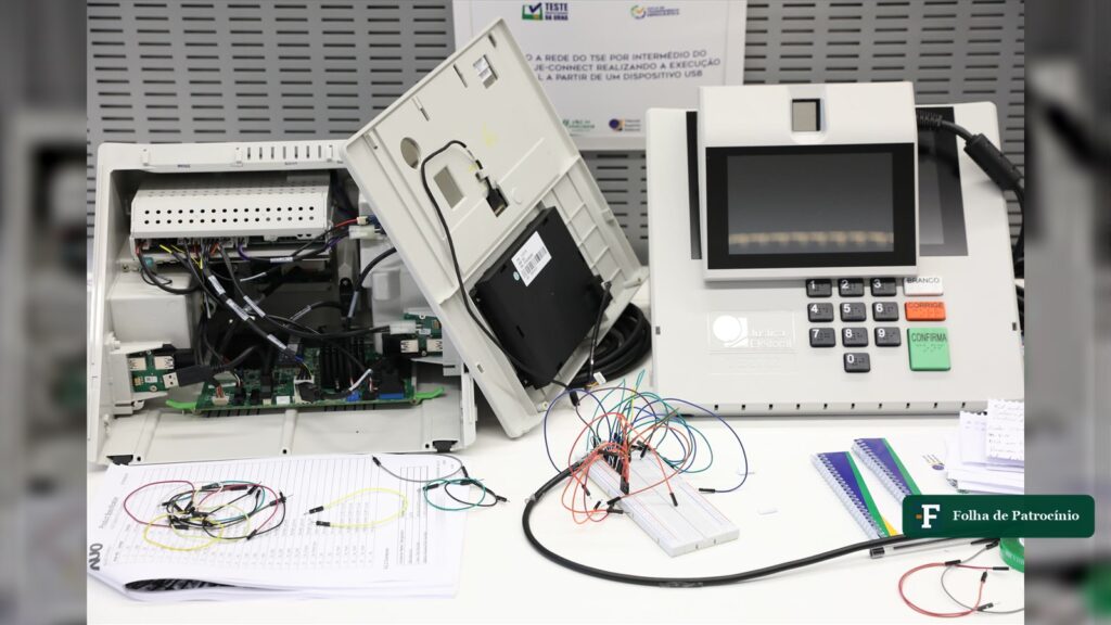 Urna eletrônica aberta durante teste público de segurança do TSE, etapa de fiscalização anterior à conferência das urnas
