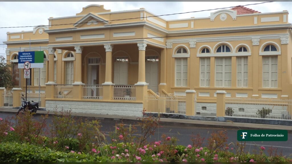 Prédio da Superintendência Regional de Ensino de Patrocínio, onde servidores da educação tiram dúvidas sobre consignado para servidor de MG. Foto: SRE Patrocínio/SEE-MG
