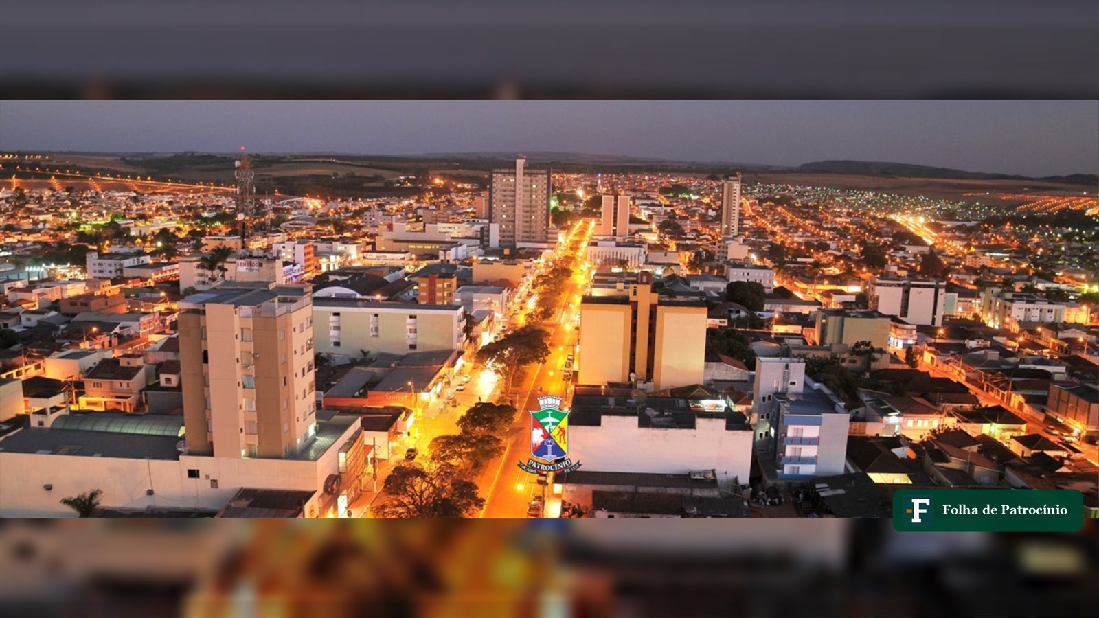 Vista aérea noturna de Patrocínio, cidade onde fica a Praça Frei Galvão, no bairro Dona Diva