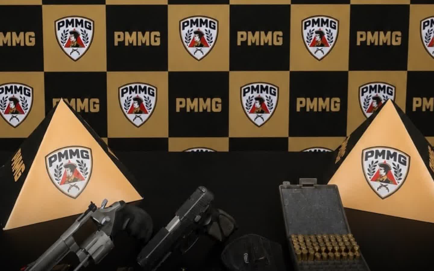 Pistola, revólver e munições apreendidos após os tiros em Monte Carmelo, foto da Polícia Militar