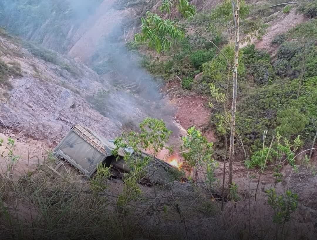 Carreta em chamas após acidente na BR-262 em Campos Altos