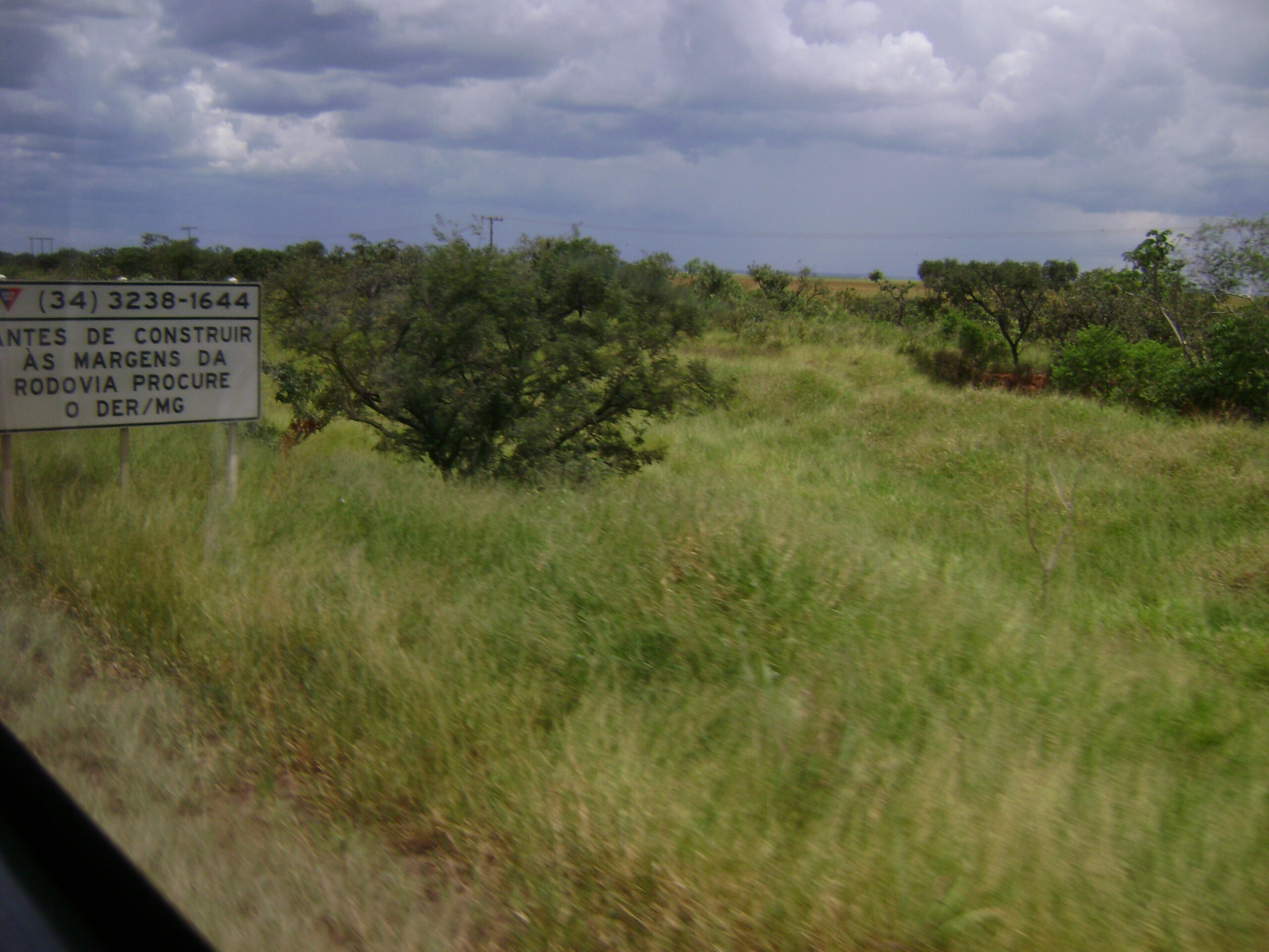 Placa do DER-MG em rodovia estadual, licitações de rodovias