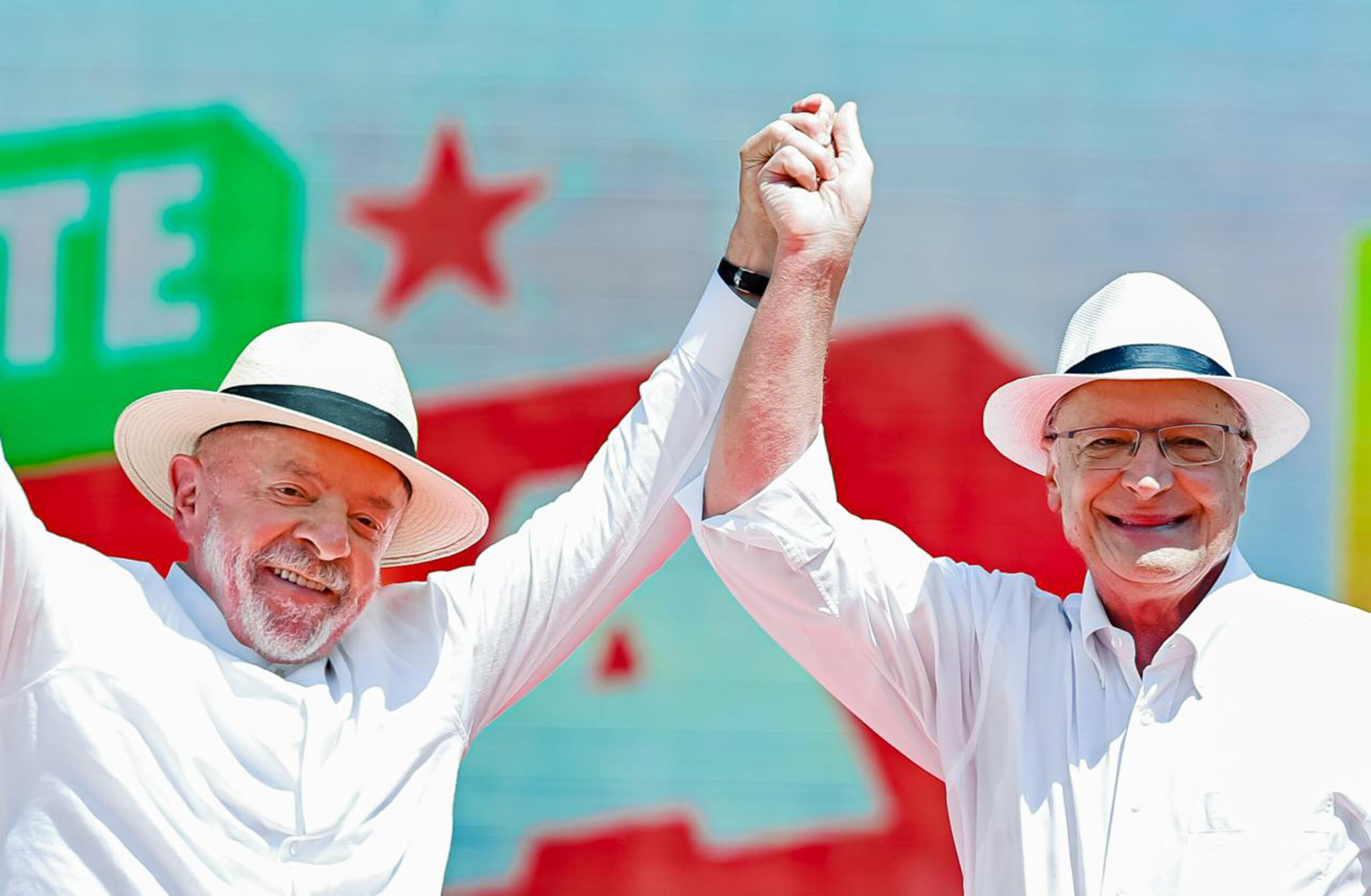 Presidente Lula e o vice-presidente Geraldo Alckmin de mãos dadas em ato de campanha, pesquisa sobre desaprovação de Lula