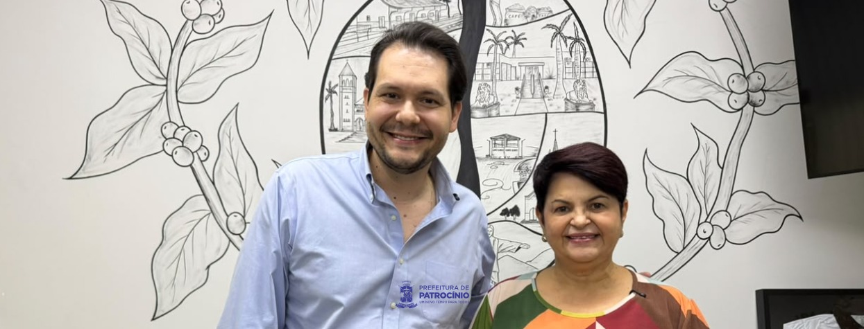 Representantes da Secretaria Municipal de Cultura e Turismo de Patrocínio durante anúncio dos editais da PNAB