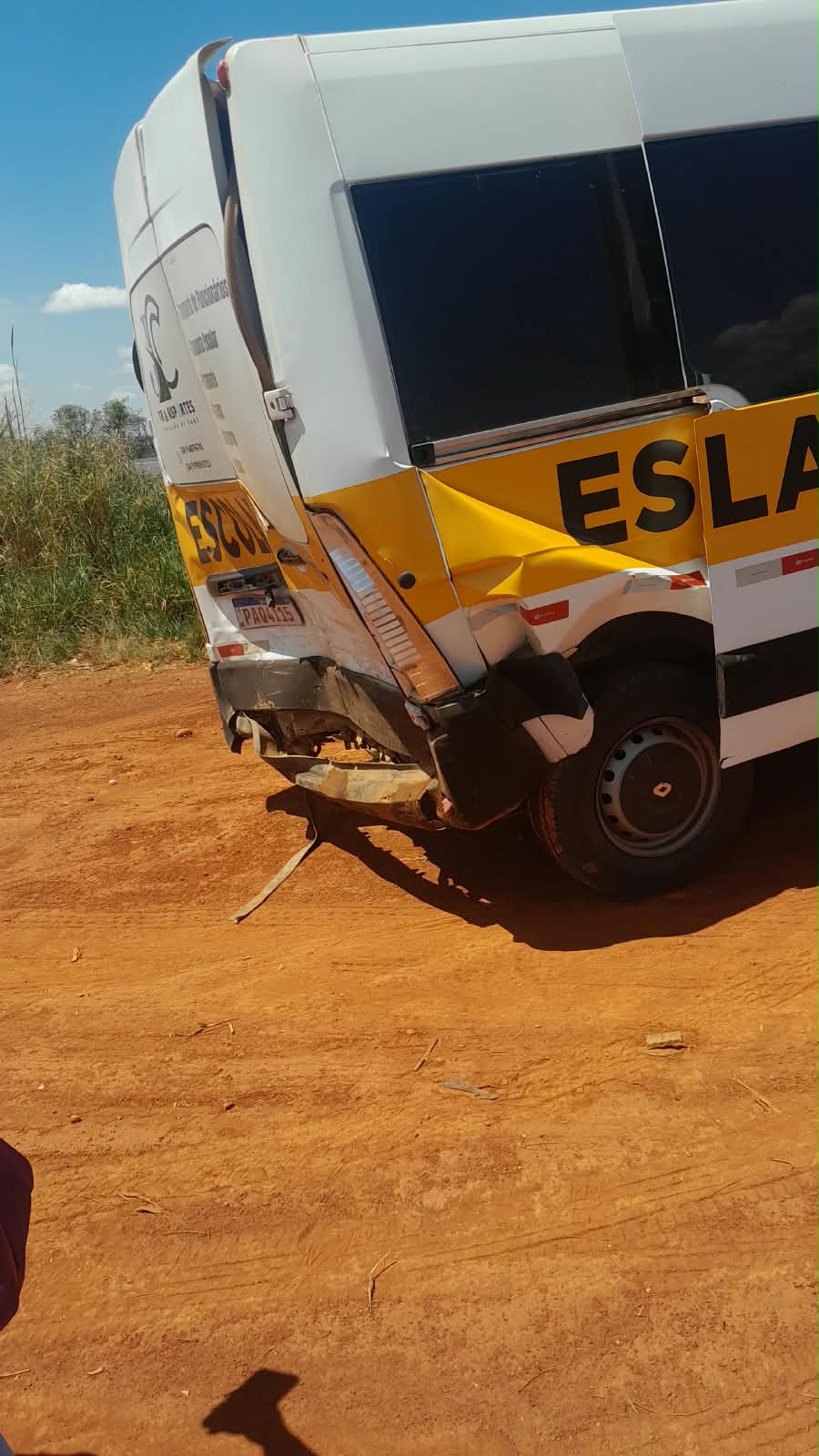 Van escolar com a traseira danificada após colisão na BR-365 em Patrocínio, provocada por fumaça na pista