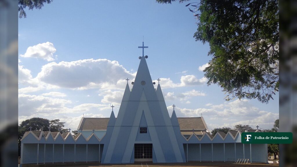Matriz de Cruzeiro da Fortaleza, igreja de fachada triangular azul e branca, sob céu azul, em foto de arquivo
