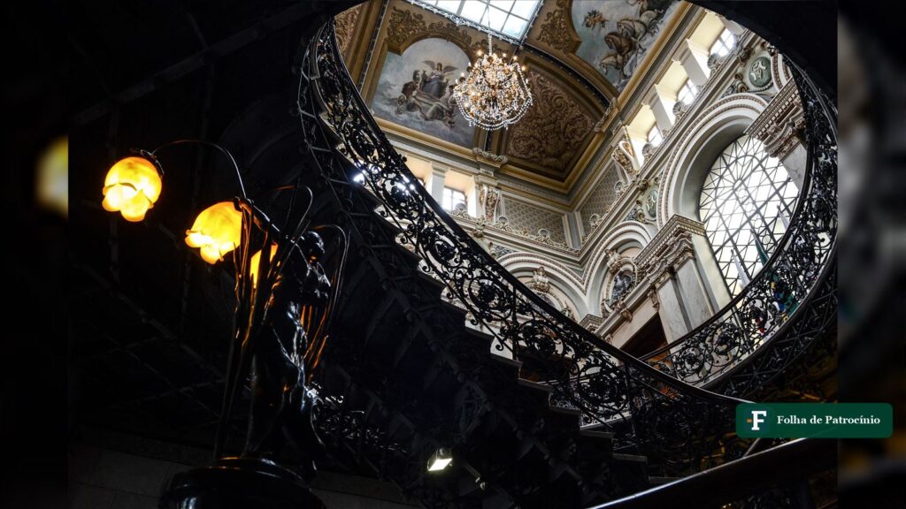 Escadaria e teto do Palácio da Liberdade, sede do governo de Minas, no debate sobre Cleitinho no primeiro turno
