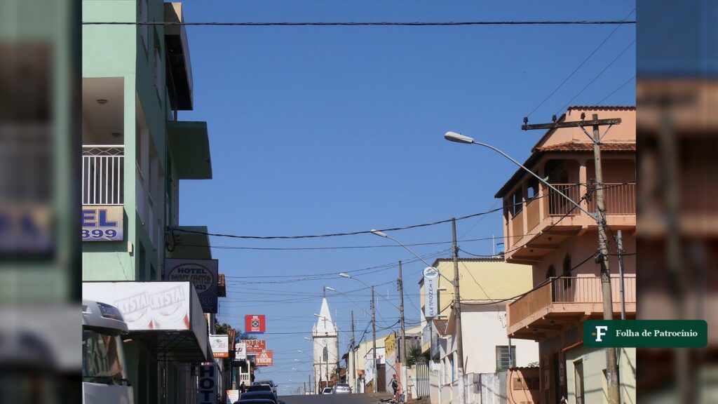 Rua do centro de Guimarânia, com a torre da igreja ao fundo, em foto de arquivo