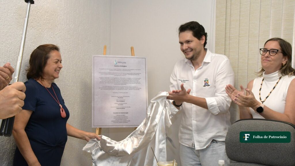 Prefeito Gustavo Brasileiro e integrantes do Hospital Santa Casa na inauguração do centro cirúrgico, em foto de arquivo de março de 2025