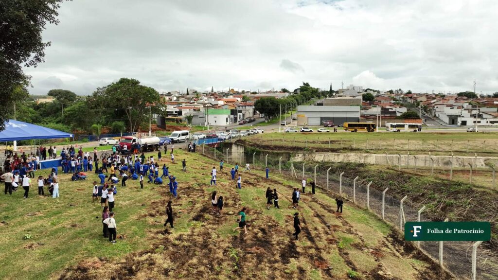 Plantio de mudas às margens de um córrego canalizado em Patrocínio, em ação ambiental de março de 2026, em foto de arquivo