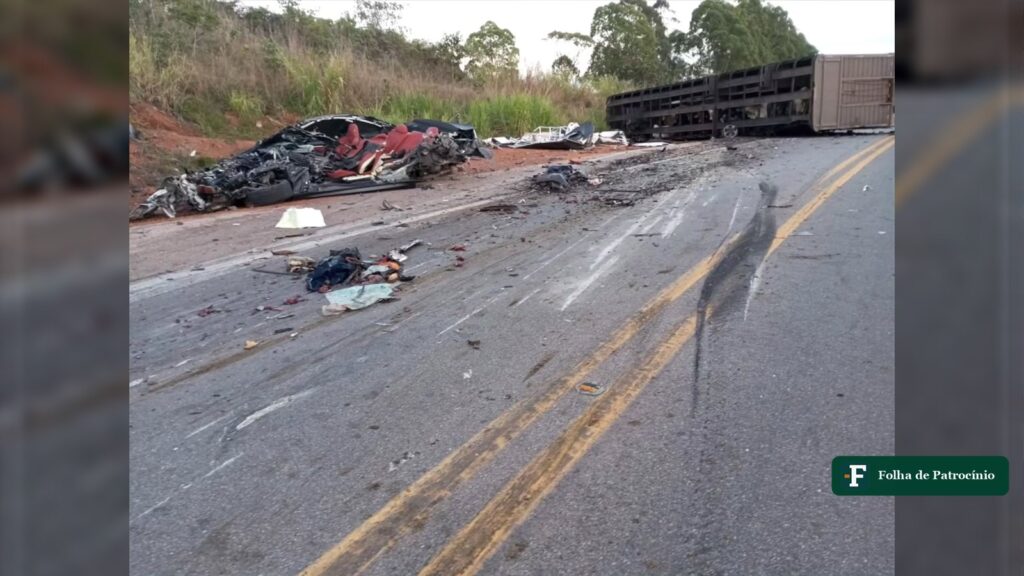 Destroços de carro e caminhão boiadeiro na BR-262 em foto do acidente em Córrego Danta. Foto: reprodução
